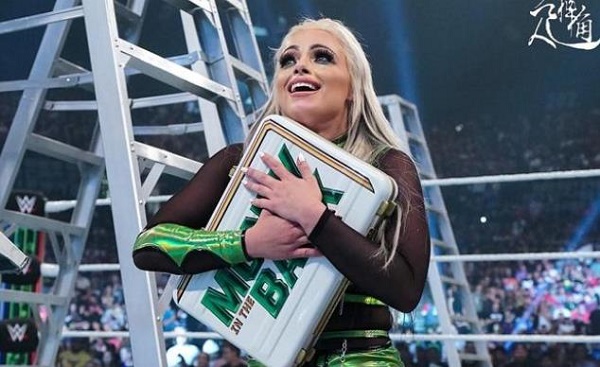 WWE网红丽芙摩根成为2022年的合约阶梯小姐，不负众望果断拿下合约包！