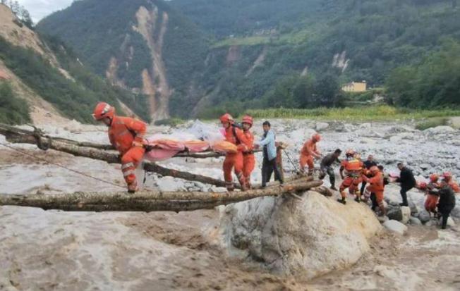 四川泸定地震已造成65人遇难令人痛心，子弟兵抵达震区展开搜救！