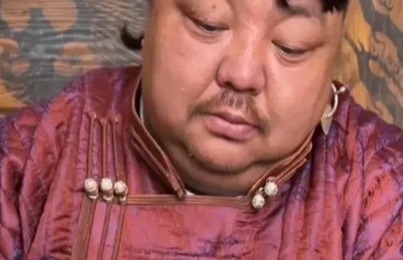 内蒙古第一网红主播恩克早上六点钟起床吃肚包肉和吸羊尾油！